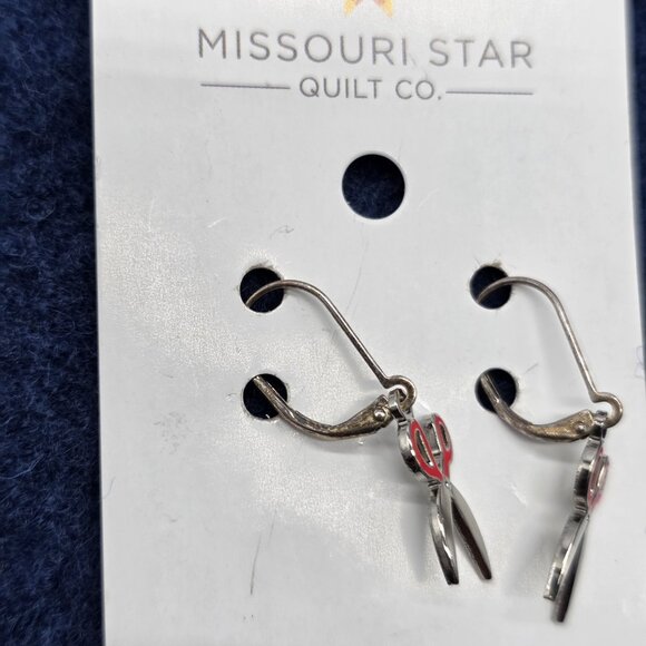 Missouri Star Quilt Earrings Red Sewing Shears Scissors Dangle Pin Peddlers NEW - Picture 3 of 4